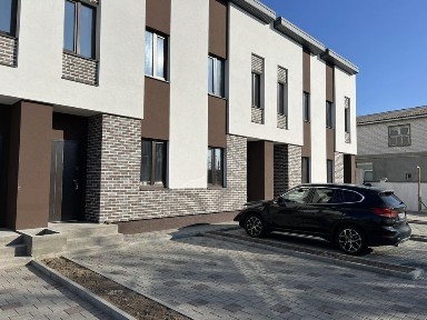 Продається сучасний таунхаус в середмісті Черкас. Галина