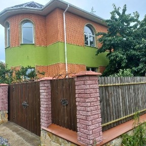 Продам 2 новеньких будинка на одній ділянці Барське шосе