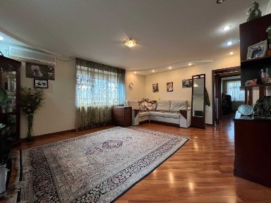 Продам 3-комнатную квартиру с гаражом на улице Майская