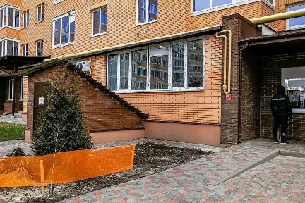 Продам 1км кв. ЖК Лазурный, 1 этаж, центр