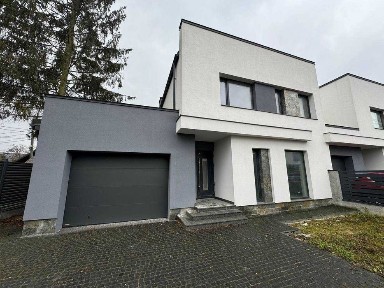 Продається котедж у Брюховичах з гаражем