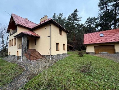 Продається двоповерховий будинок у Брюховичах поряд з лісом