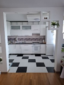 продається 4- кім. квартира 82 м2.