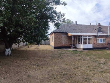 Продаж квартири на землі з господарськими будівлями