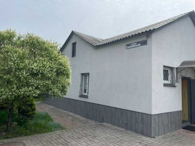 Продаж офісного приміщення з власною земельною ділянкою