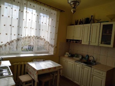 2 кім. квартира в м. Жовква. Вул. Воїнів Упа. Житловий стан. Є гараж, сарай.