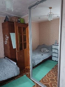 Квартира в центрі міста на середньому поверсі.