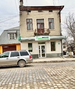 Продається 2-кімнатна квартира в самому центрі міста. Чортків