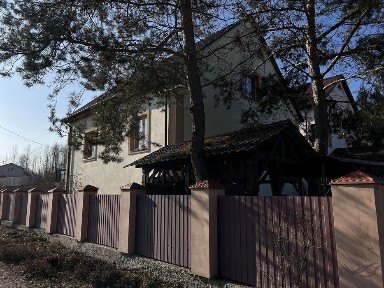 Дачний будинок для великої сім‘ї поруч з річкою та лісом