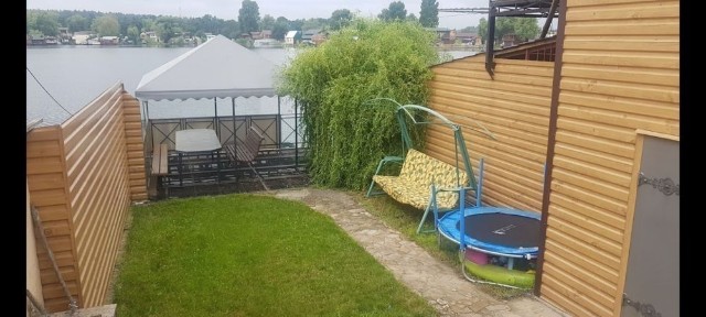 Продам двоповерховий будинок з гаражем для катера на причалі