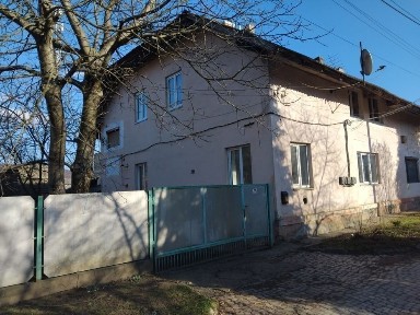 Продаємо 1 к квартиру з ділянкою у Сваляві Закарпатської