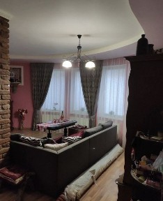 Будинок в цен рі міста