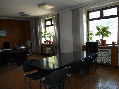 Пропонується до продажу адміністративно-виробнича будівля.
