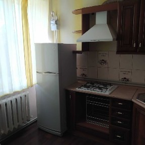 Продам 4-х кімнатну квартиру в центрі з індивідуальним опаленням