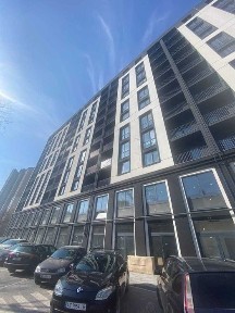 Продається простора 3-кімнатна квартира поруч Центру міста