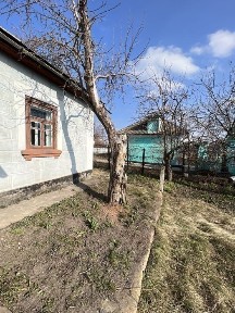 Будинок поруч з річкою