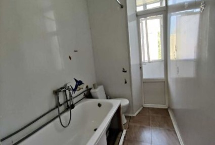 Продається 2-кімнатна квартира недалеко від центру, є торг