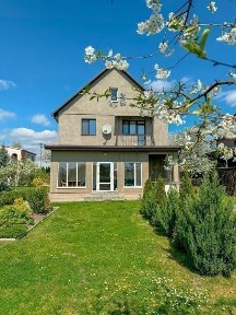 Продається двоповерховий будинок на ділянці 10 соток