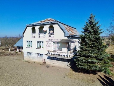 Продається просторий цегляний будинок поруч з м. Дрогобич