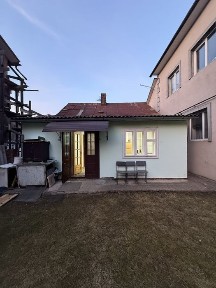 Продається будинок з ділянкою, неподалік центру