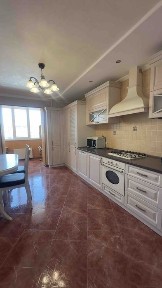 Продам 2-кімн. кв. 88 кв. м по вул. Маслова, центр