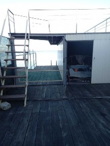 Причал з човном.