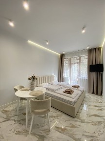 Квартира подобово з балконом, ближній центр