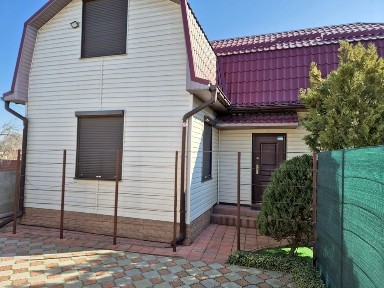 Дача біля річки Дніпро