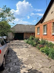 Продаж будинку з капітальним ремонтом та піч-каміном