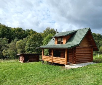 Vysoka brama, дерев'яний будиночок, чан