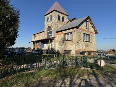 Продаж будинку і земельної ділянки