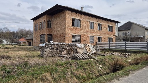 Продаж цегляного будинку