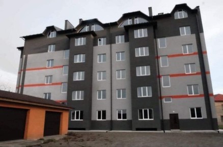 М. Новоселиця. Продається трьохкімнатна квартира ( центр)