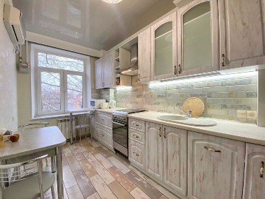 Продаю 3-комн сталинку с автономным отоплением в центре города Ц10