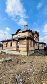Будинок з великою ділянкою у передмісті Івано-Франківська