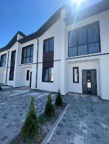 Зданий таунхаус у Крихівцях.