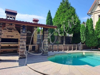 Продам окреме комерційне приміщення з ділянкою та ремонтом р-н вокзалу