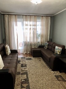 продам простору 3-кімнатну квартиру з холом 4 мкр Лівого берега