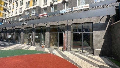 Продаж просторого приміщення в зданому ЖК