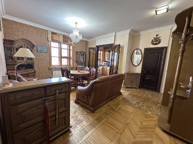 Продам 3х к. кв. сталинку, с гаражом, ул. Декабристов, городок Сказка