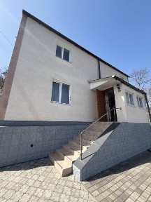 Продаж будинку в мальовничому місті для великої родини. Присутній торг