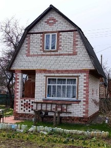 Доглянута дача поруч з лісом!