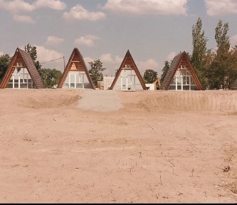 Здається будинки на березі Дніпра подобово