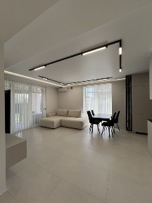 Новенький будинок з авторським ремонтом