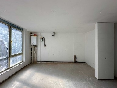 Простора 2 кімнатна з частковим ремонтом!