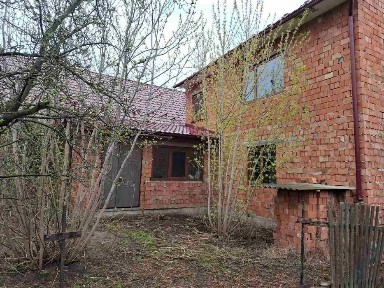 Продам 1/2 будинку в смт Лужани.