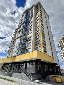 Видова простора квартира в зданому будинку бізнес-класу