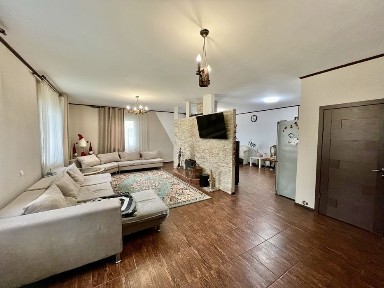 Продаж будинку з ремонтом на 14 сотках у центрі міста