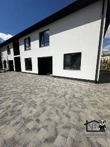 Продається квартира з власним подвірʼям