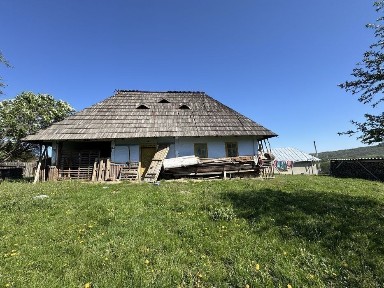 Продається земля з озером та стареньким будинком